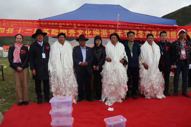 <b>草丰水美歌声嘹亮 虫草交易场面火爆</b>