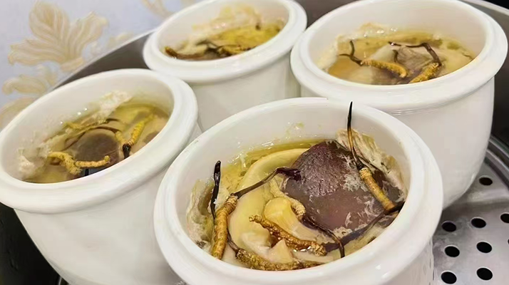 藏珍入汤暖身心，东强堂那曲虫草炖鸽汤，解锁滋补新境界